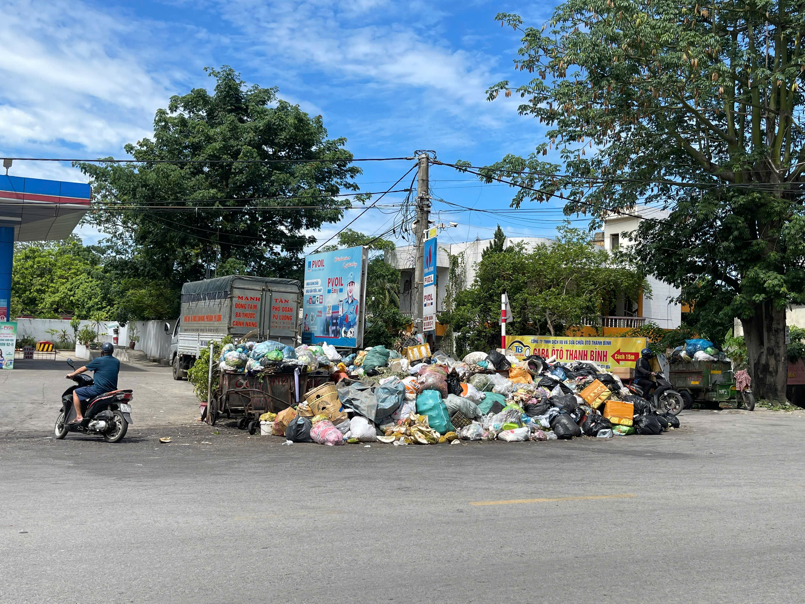 Rác ùn ứ nhiều ngày, cuộc sống người dân trung tâm Thanh Hóa bị đảo lộn