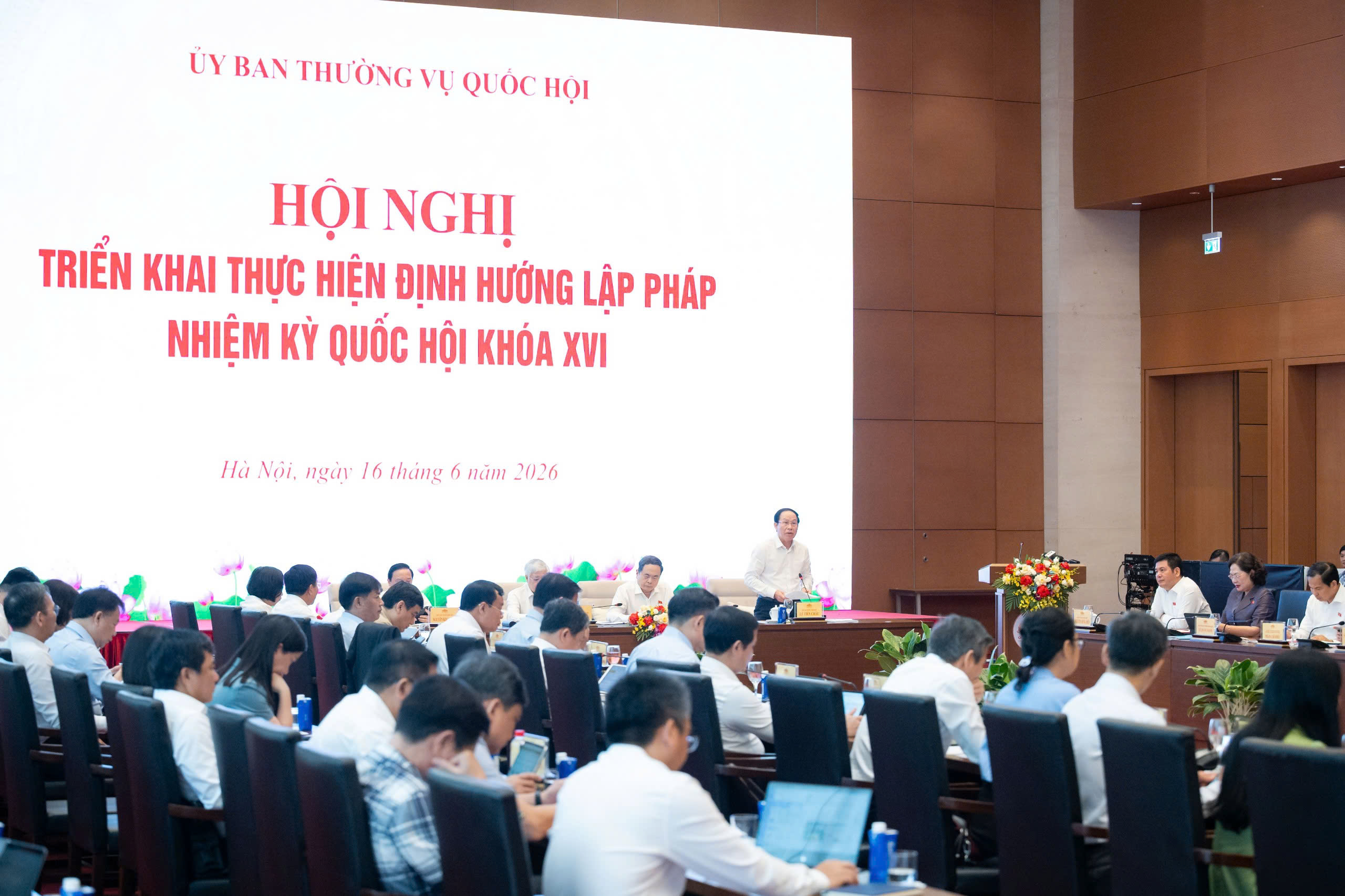 Nghiên cứu sửa đổi tổng thể và tiếp tục cụ thể hóa Hiến pháp