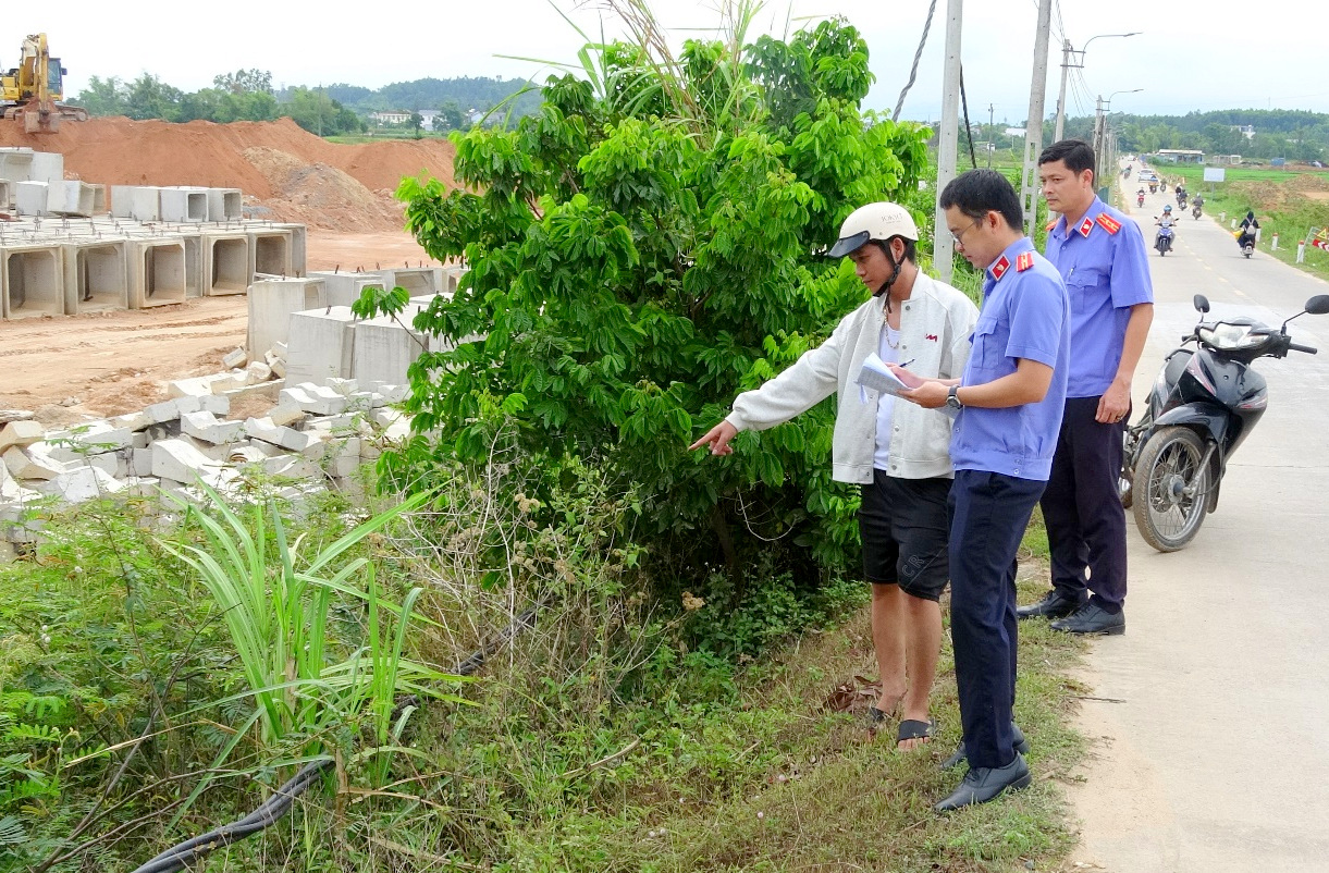 VKSND khu vực 2, Quảng Ngãi kiến nghị khắc phục vi phạm an toàn điện tại công trình đang thi công