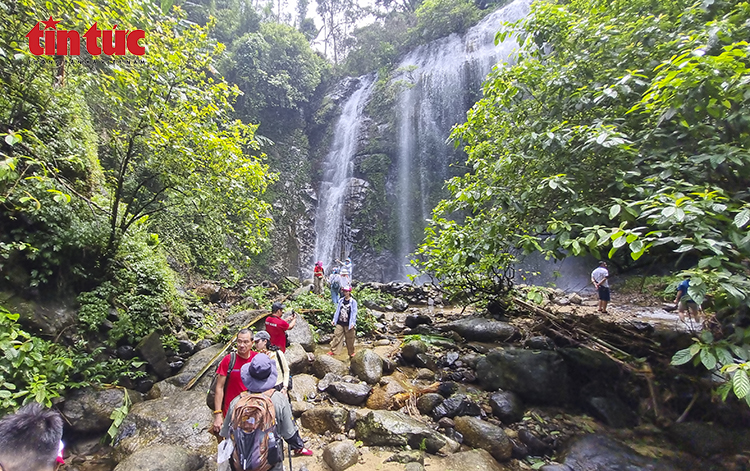 Hiking Lủng Páng mở hướng phát triển du lịch sinh thái ở Thái Nguyên