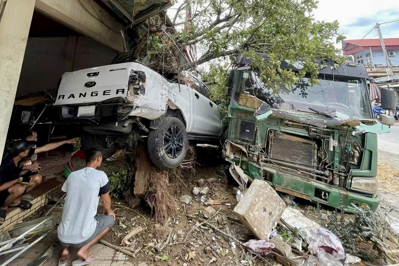 Thanh Hoá Xe ô tô tải mất lái đâm vào nhà dân