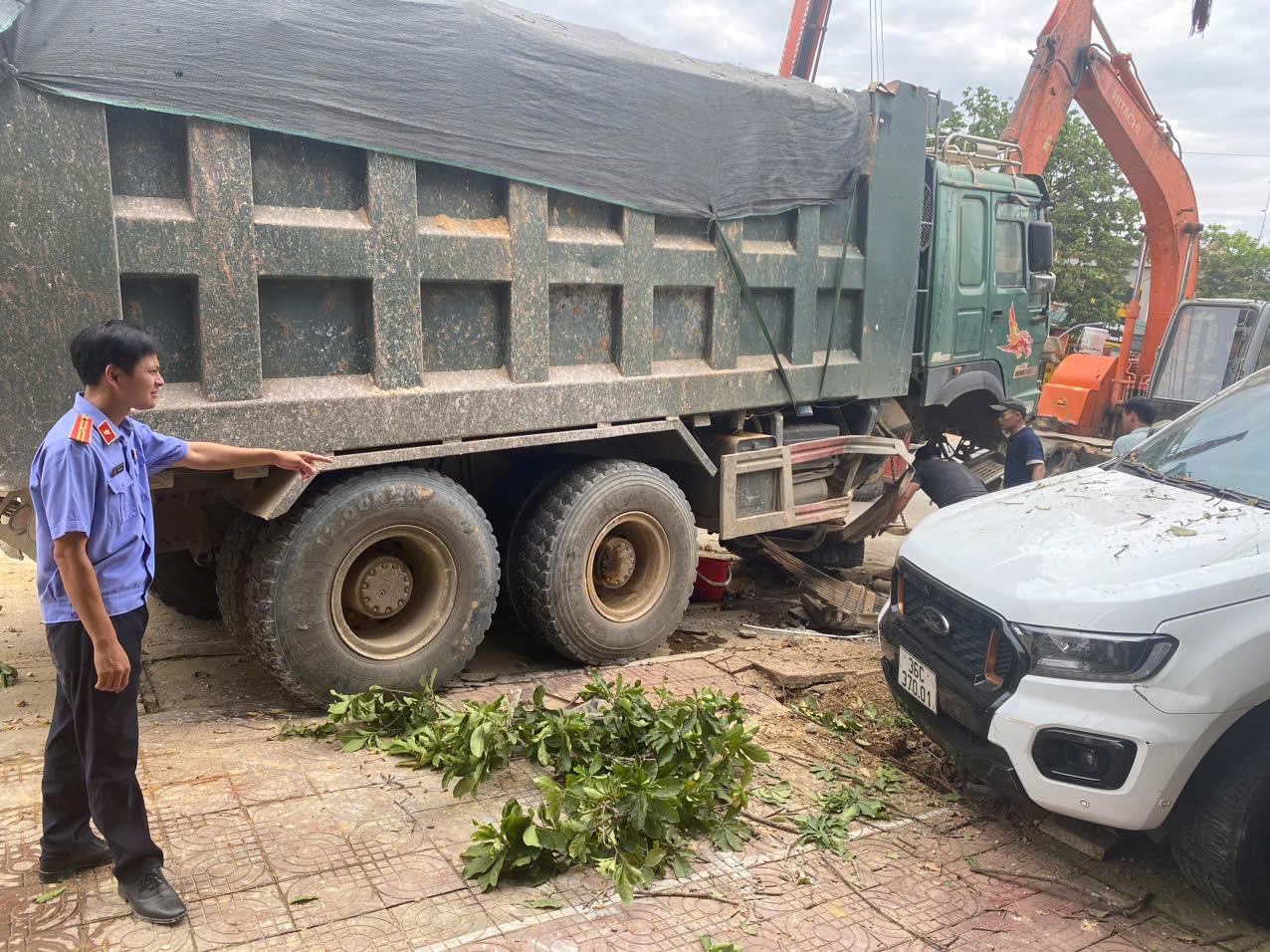 VKSND khu vực 10, tỉnh Thanh Hóa kiểm sát hiện trường vụ xe ô tô tải mất lái đâm vào nhà dân