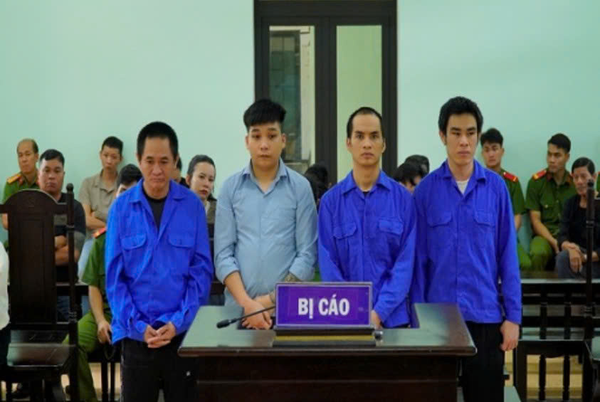 Ba bị cáo lãnh án vì “bắt, giữ người trái pháp luật” và “cưỡng đoạt tài sản”