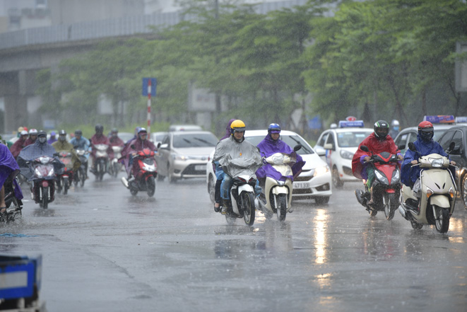 Bắc Bộ mưa dông về chiều tối, miền Trung nắng nóng