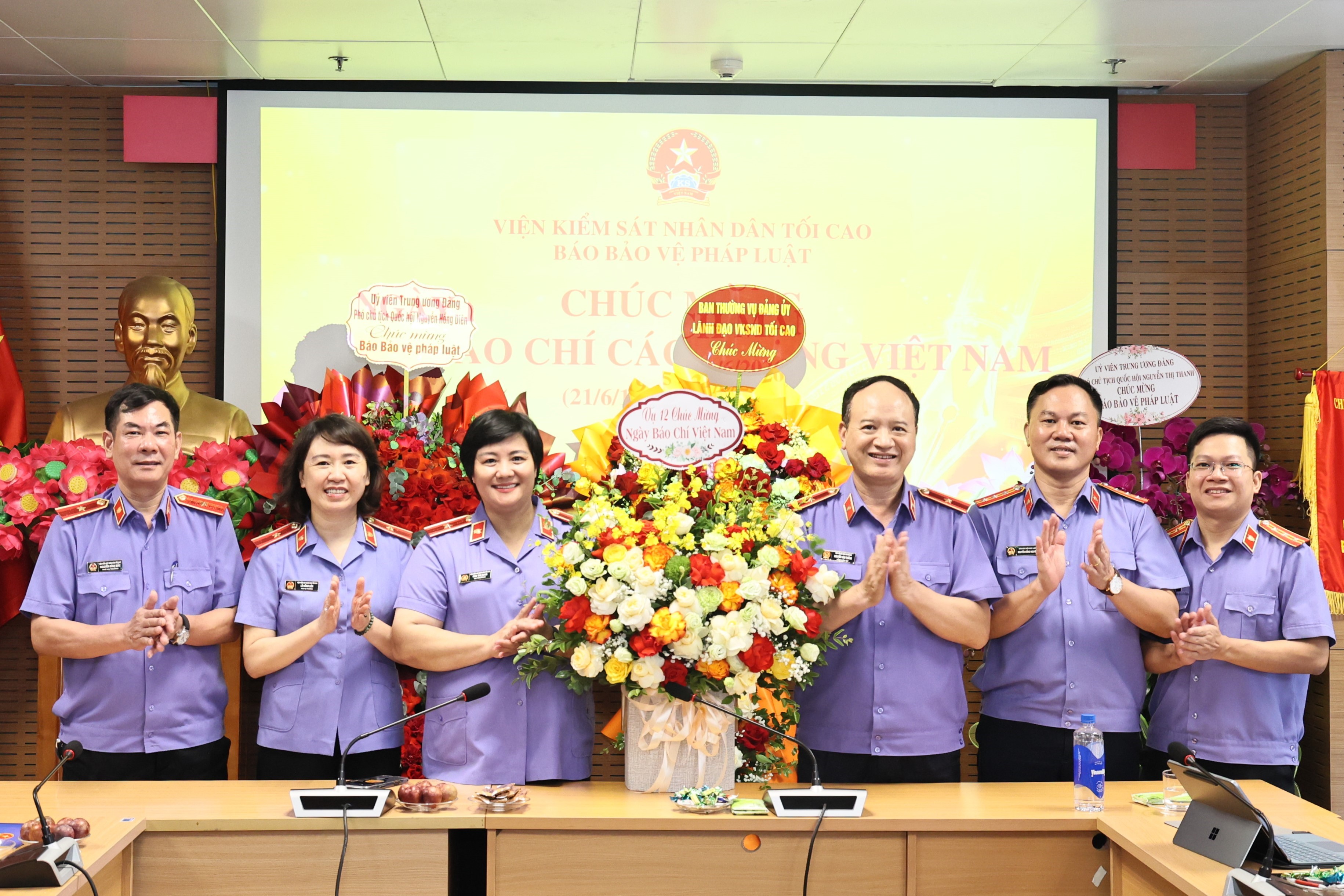 Nhiều cơ quan, đơn vị chúc mừng Báo Bảo vệ pháp luật nhân dịp 101 năm Ngày Báo chí Cách mạng Việt Nam