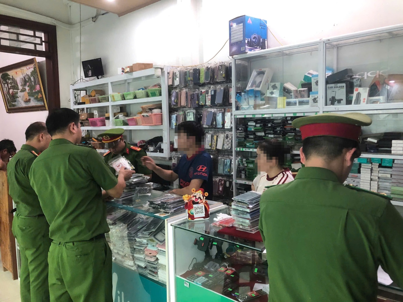 Xử phạt 3 cơ sở có hành vi buôn bán hàng hóa xâm phạm quyền sở hữu trí tuệ