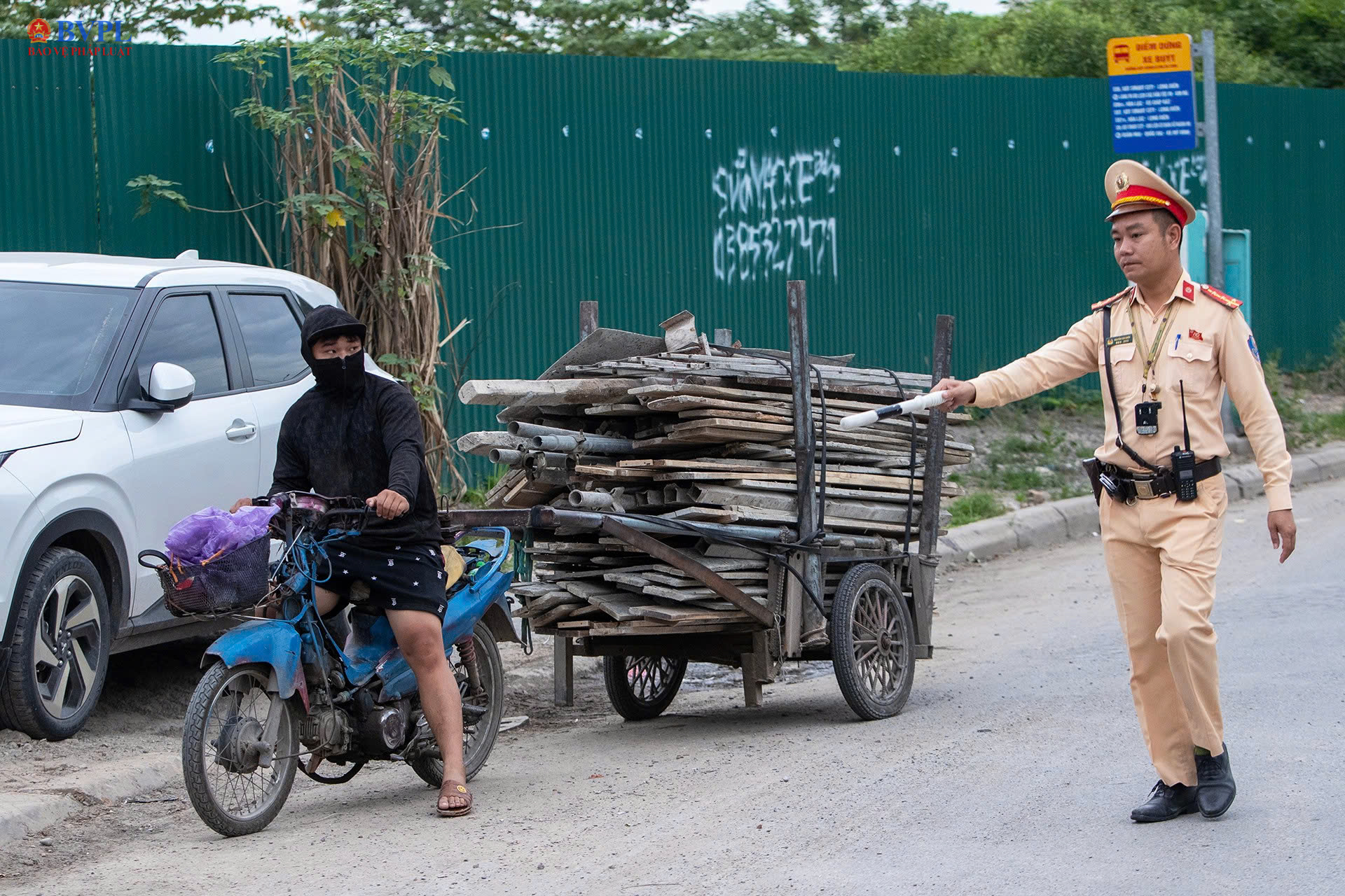 Phía sau những chuyến hàng lúc tờ mờ sáng là nỗi lo mất an toàn giao thông
