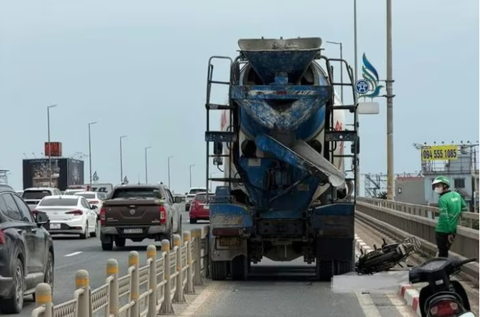 Xe bồn đi vào làn xe máy trên cầu Nhật Tân gây tai nạn khiến một người tử vong