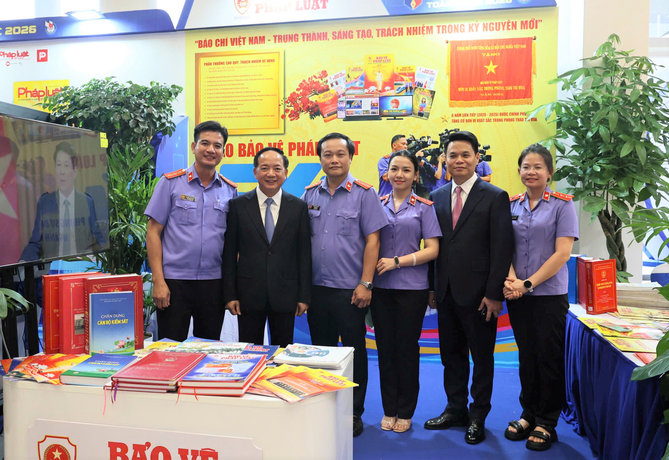 Đông đảo đại biểu, khách tham quan gian trưng bày Báo Bảo vệ pháp luật tại Hội Báo toàn quốc 2026