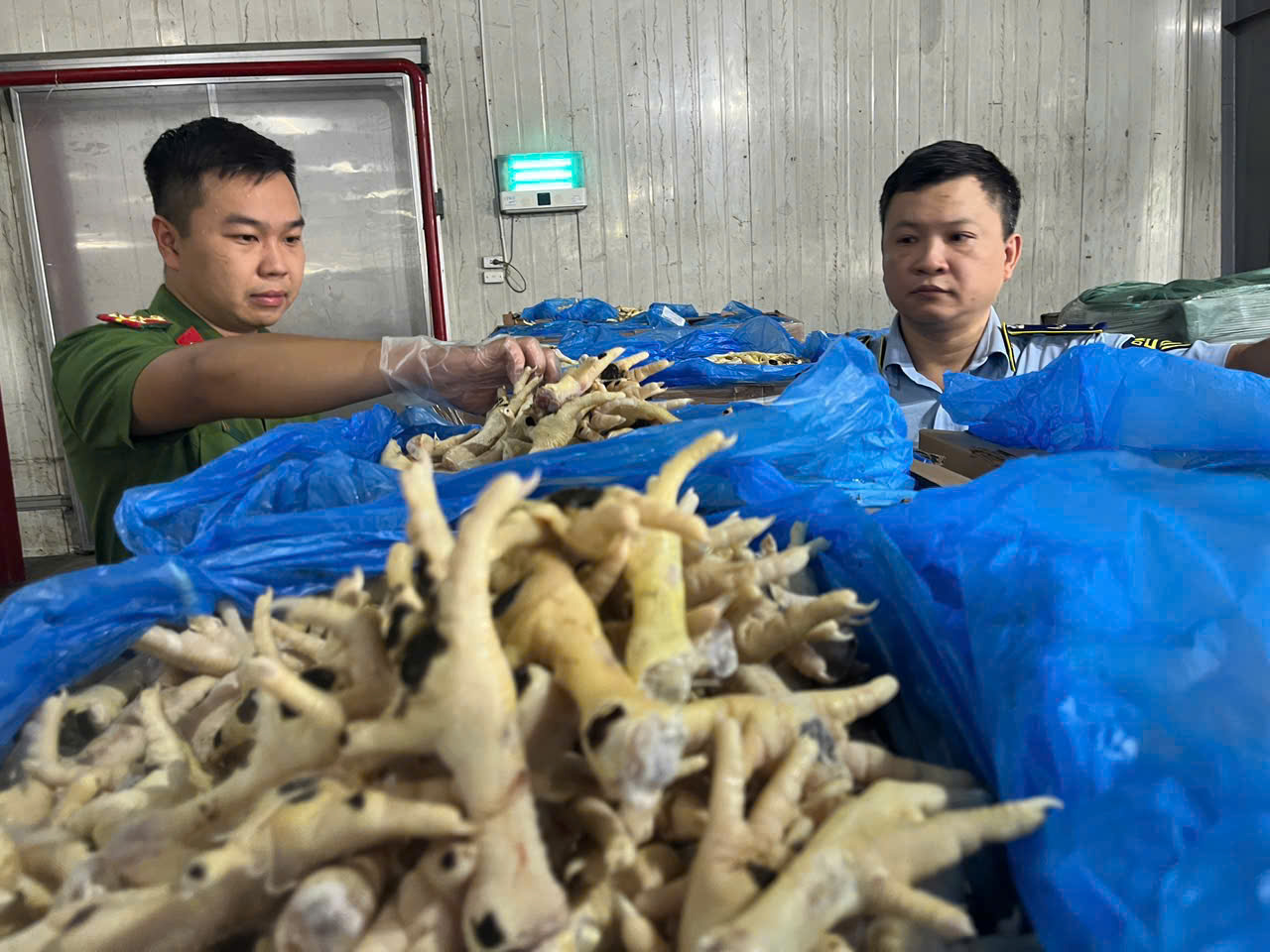Phát hiện, triệt phá ổ nhóm buôn lậu hơn 10 000 tấn chân gà đông lạnh