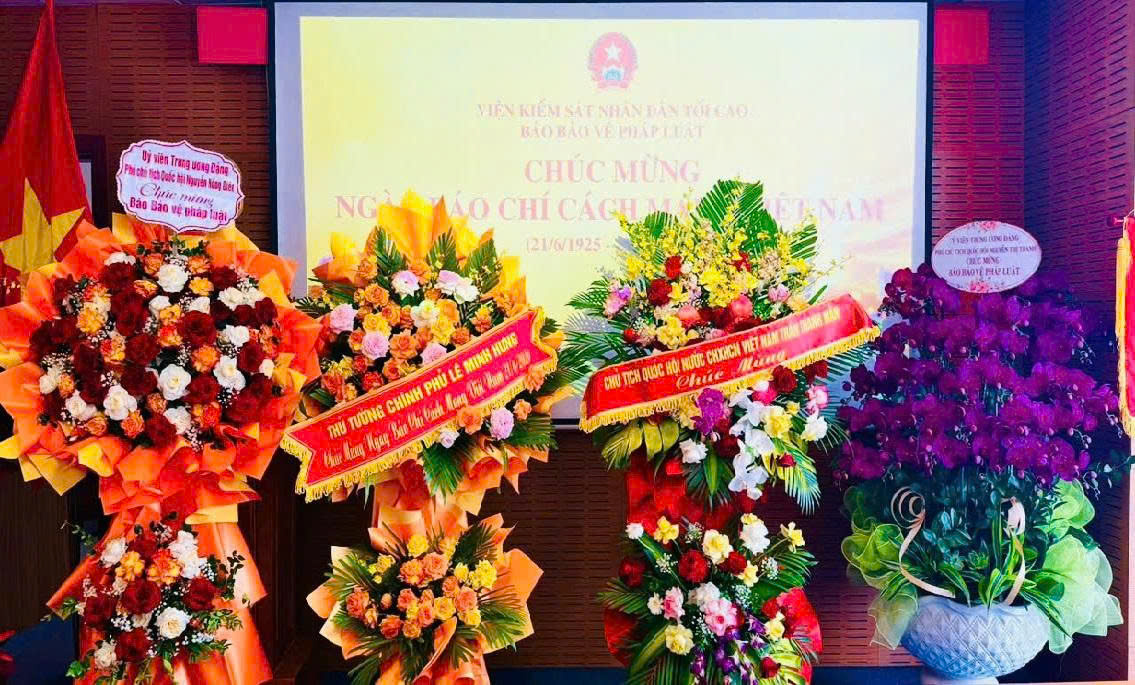 Chủ tịch Quốc hội và Thủ tướng Chính phủ gửi lẵng hoa chúc mừng Báo Bảo vệ pháp luật nhân Ngày Báo chí cách mạng Việt Nam