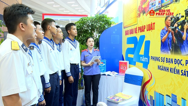 Gian trưng bày Báo Bảo vệ pháp luật thu hút khách thăm quan