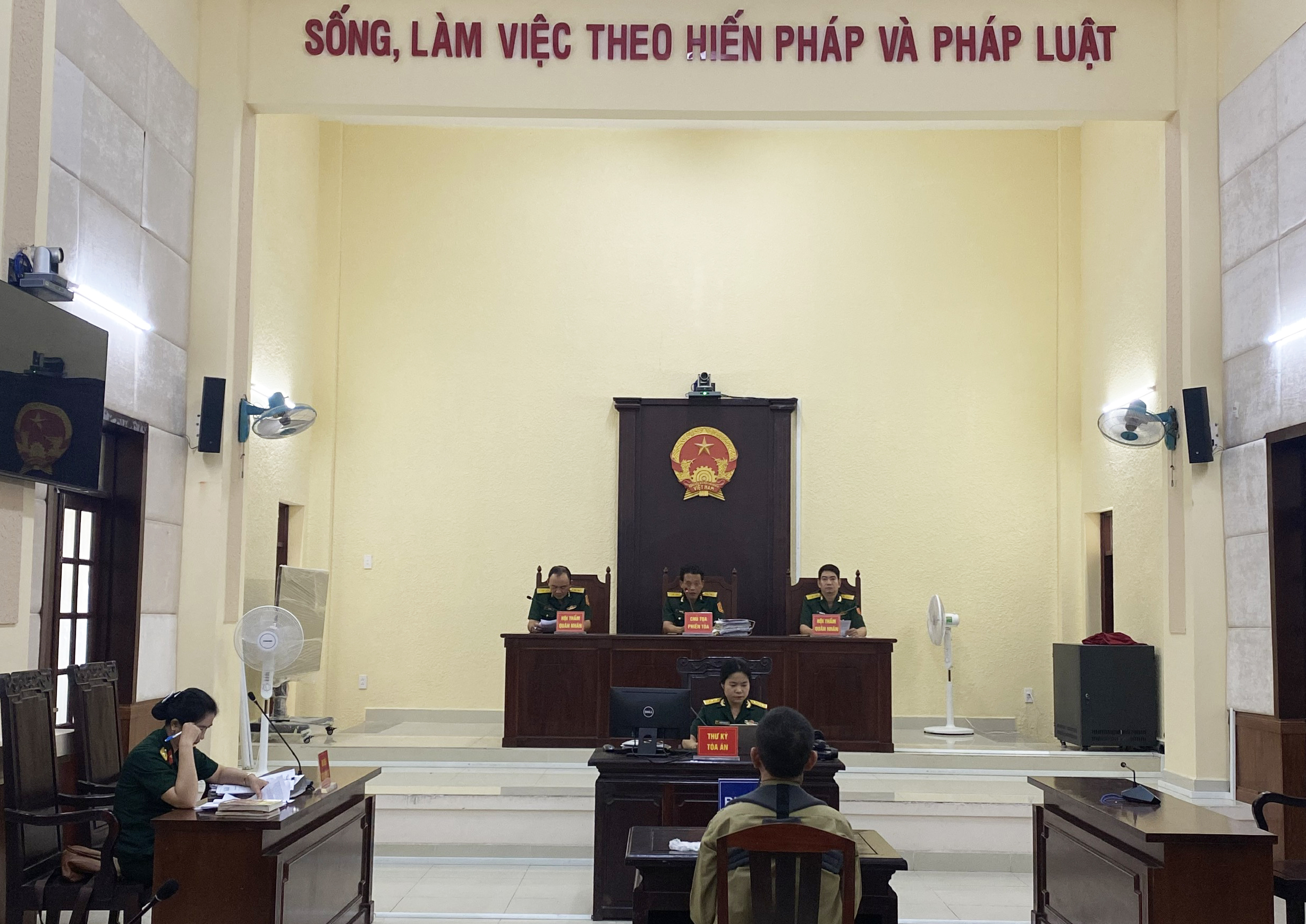 Xét xử vụ án “Làm giả con dấu, tài liệu của cơ quan, tổ chức” và “Lừa đảo chiếm đoạt tài sản”