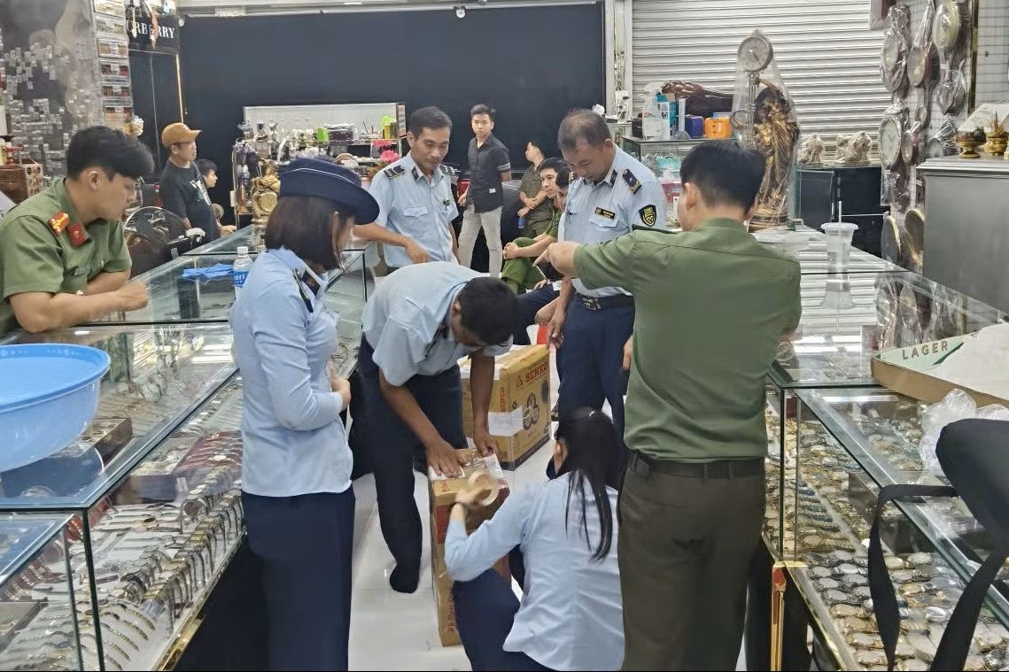 Kiểm tra hộ kinh doanh, thu giữ 418 sản phẩm nghi hàng giả nhãn hiệu