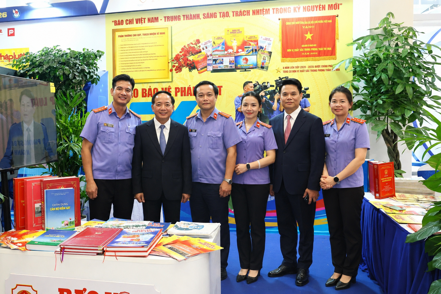 Đông đảo đại biểu, khách tham quan gian trưng bày Báo Bảo vệ pháp luật tại Hội Báo toàn quốc 2026
