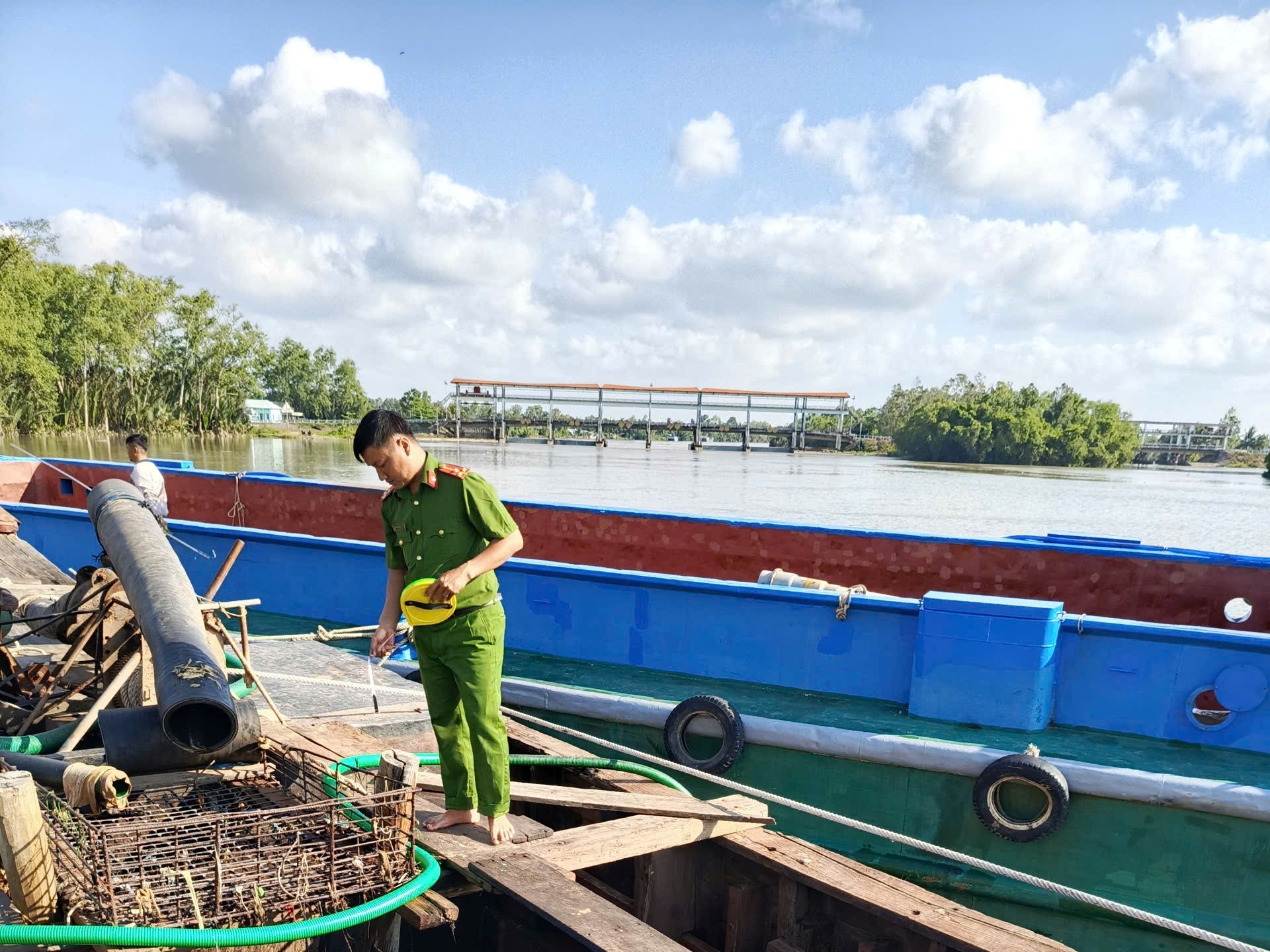 Phát hiện, lập hồ sơ xử lý đối với 2 phương tiện đường thủy vi phạm