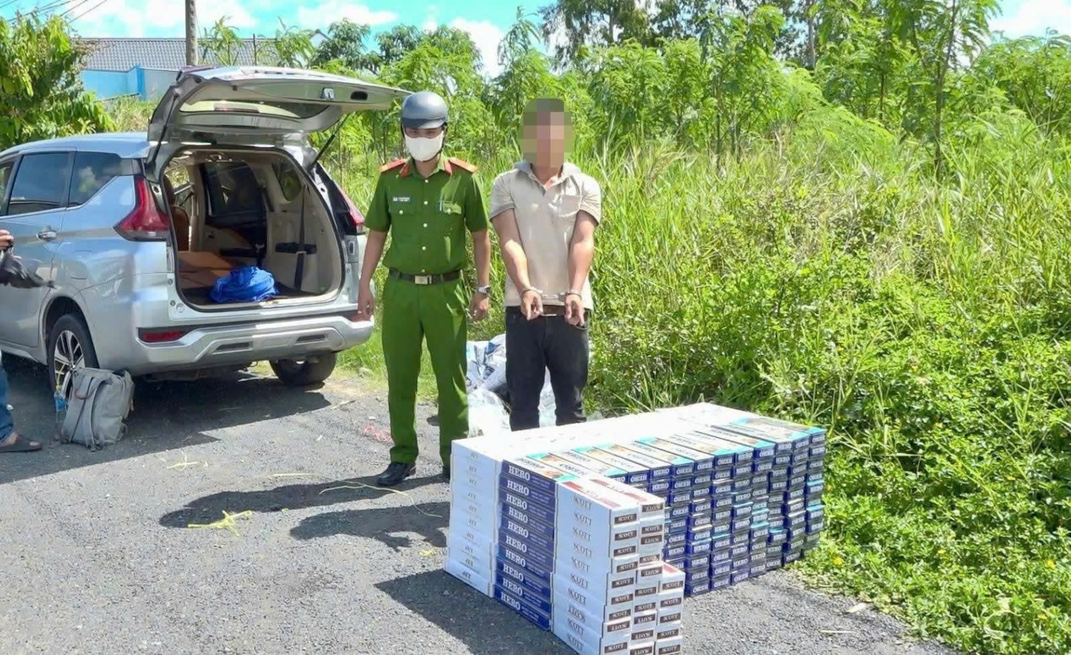 Bắt quả tang đối tượng dùng xe ôtô chở gần 3 000 bao thuốc lá lậu