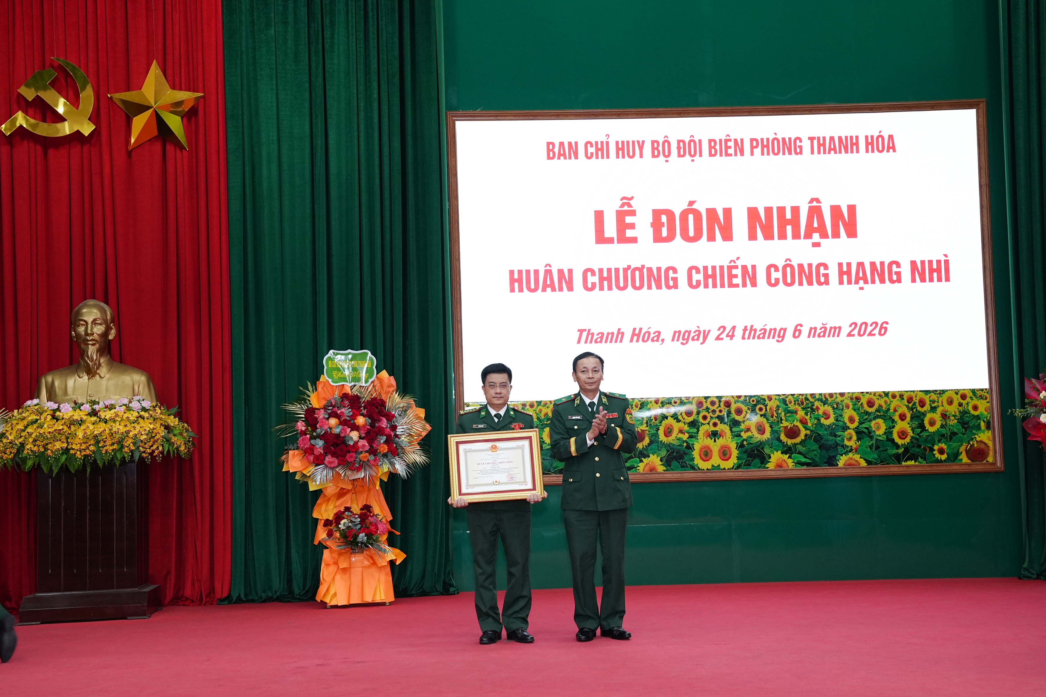 Đại tá Đỗ Ngọc Vĩnh đón nhận Huân chương Chiến công hạng Nhì