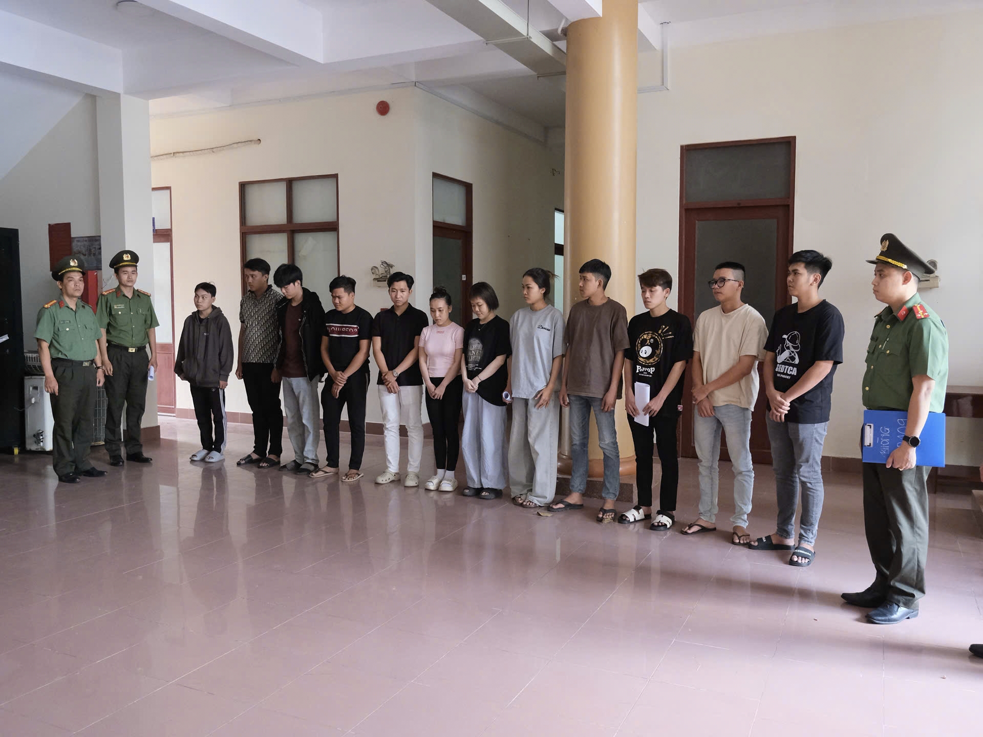 Khởi tố 12 bị can mua bán trái phép tài khoản ngân hàng