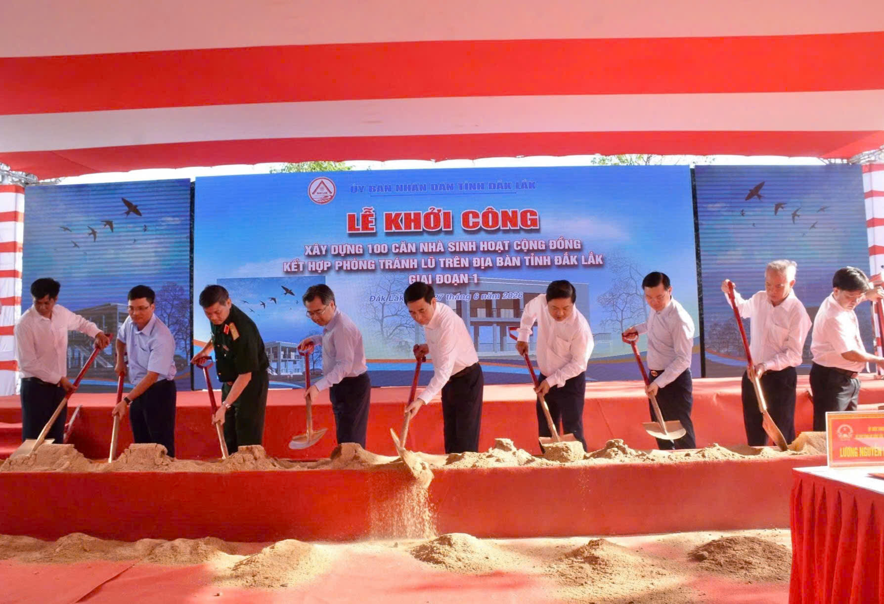Đại tướng Phan Văn Giang dự lễ khởi công xây dựng 100 nhà sinh hoạt cộng đồng ở Đắk Lắk