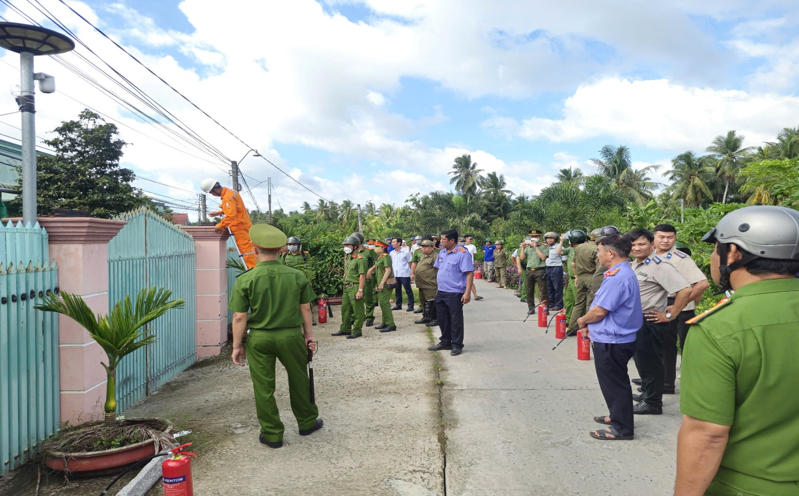 VKSND Khu vực 4 tỉnh Vĩnh Long kiểm sát việc cưỡng chế trong thi hành án dân sự