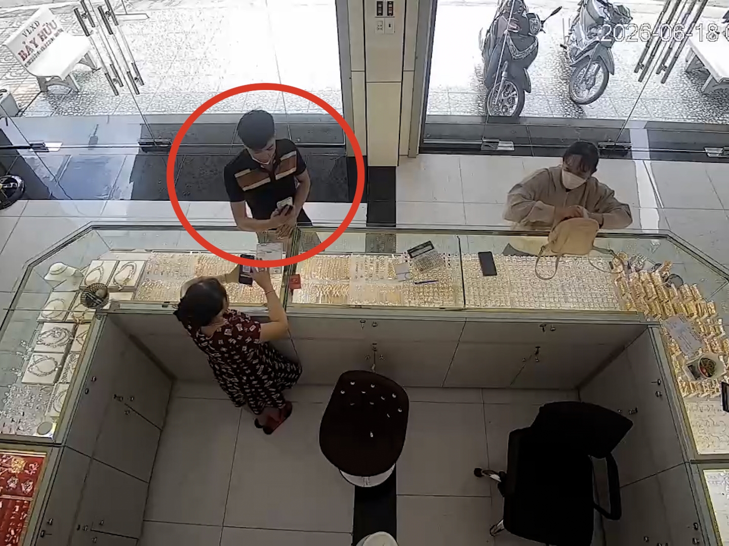 Bắt giữ đối tượng dùng ứng dụng tạo thông báo chuyển tiền giả để lừa đảo