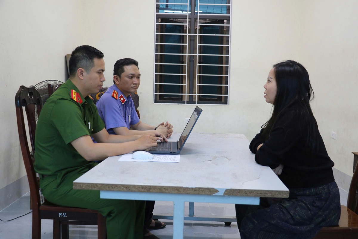 Phê chuẩn khởi tố 3 đối tượng ném chất bẩn vào cửa hàng quần áo