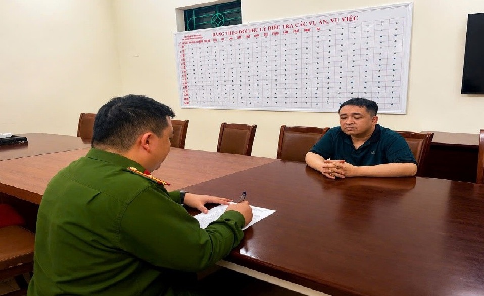 Bắt đối tượng truy nã quốc tế về tội lừa đảo sau thời gian lẩn trốn ở An Giang