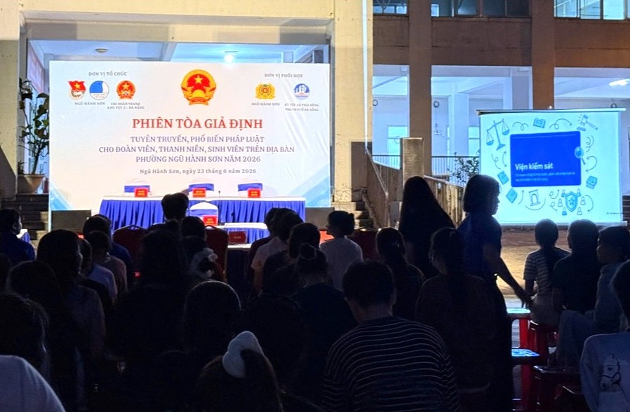 Chi đoàn VKSND khu vực 2, TP Đà Nẵng tuyên truyền pháp luật cho sinh viên và người dân