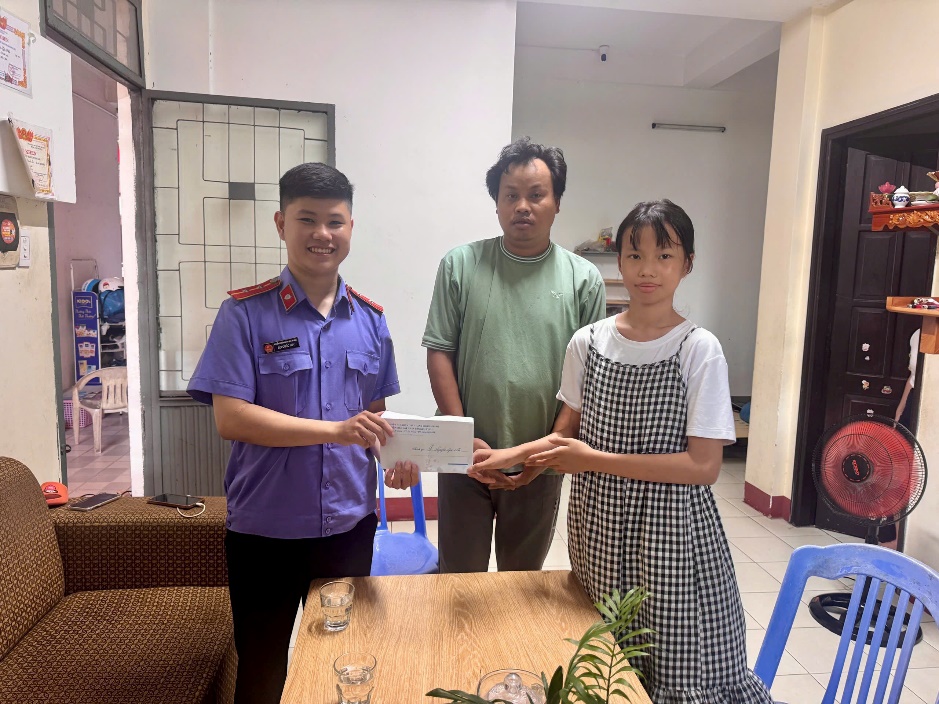 Chi đoàn VKSND khu vực 1, TP Đà Nẵng trao quà từ quỹ “Heo đất tình thương”