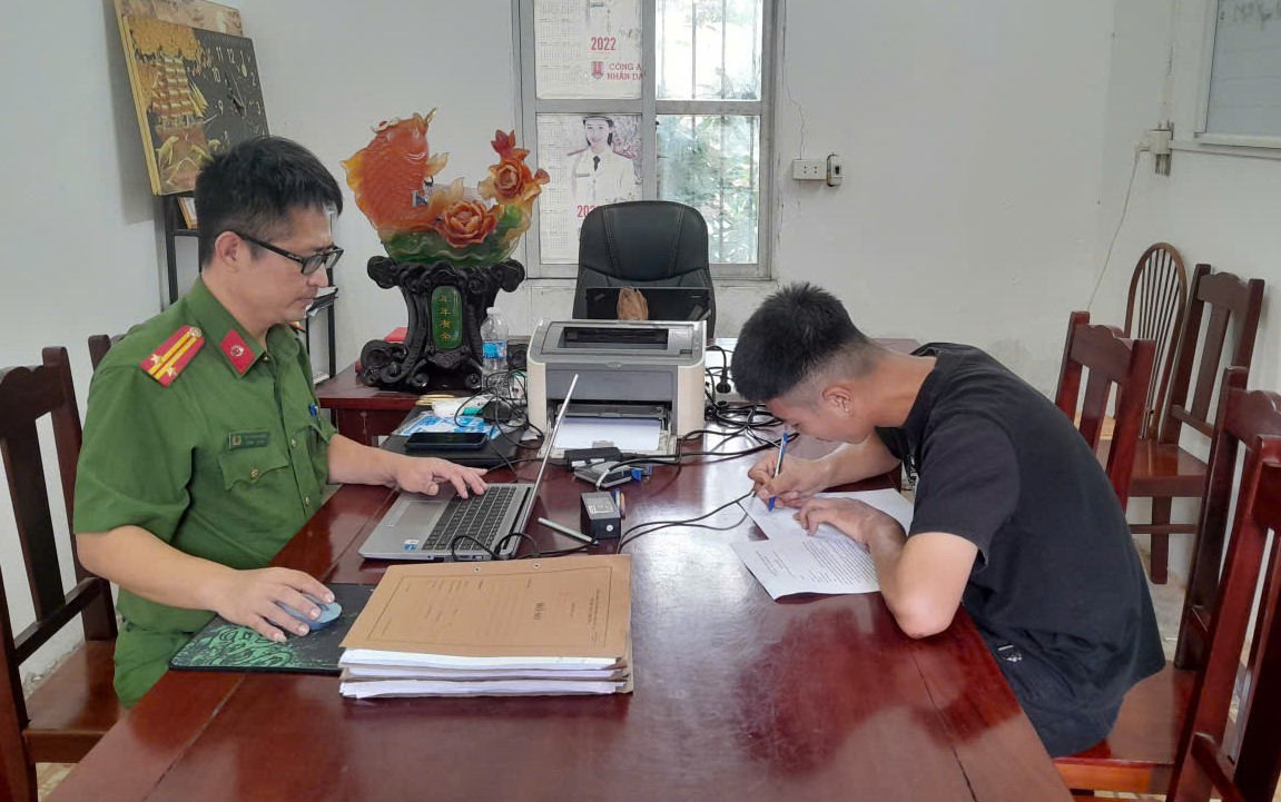 Phê chuẩn khởi tố nam thanh niên dùng dao bấm đâm người