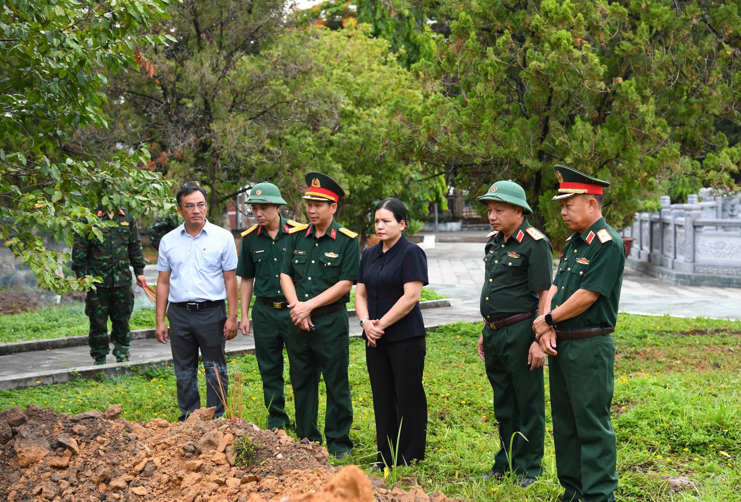 Đoàn công tác Tổng cục Chính trị Quân đội kiểm tra công tác tìm kiếm, quy tập hài cốt liệt sĩ tại Quảng Ngãi