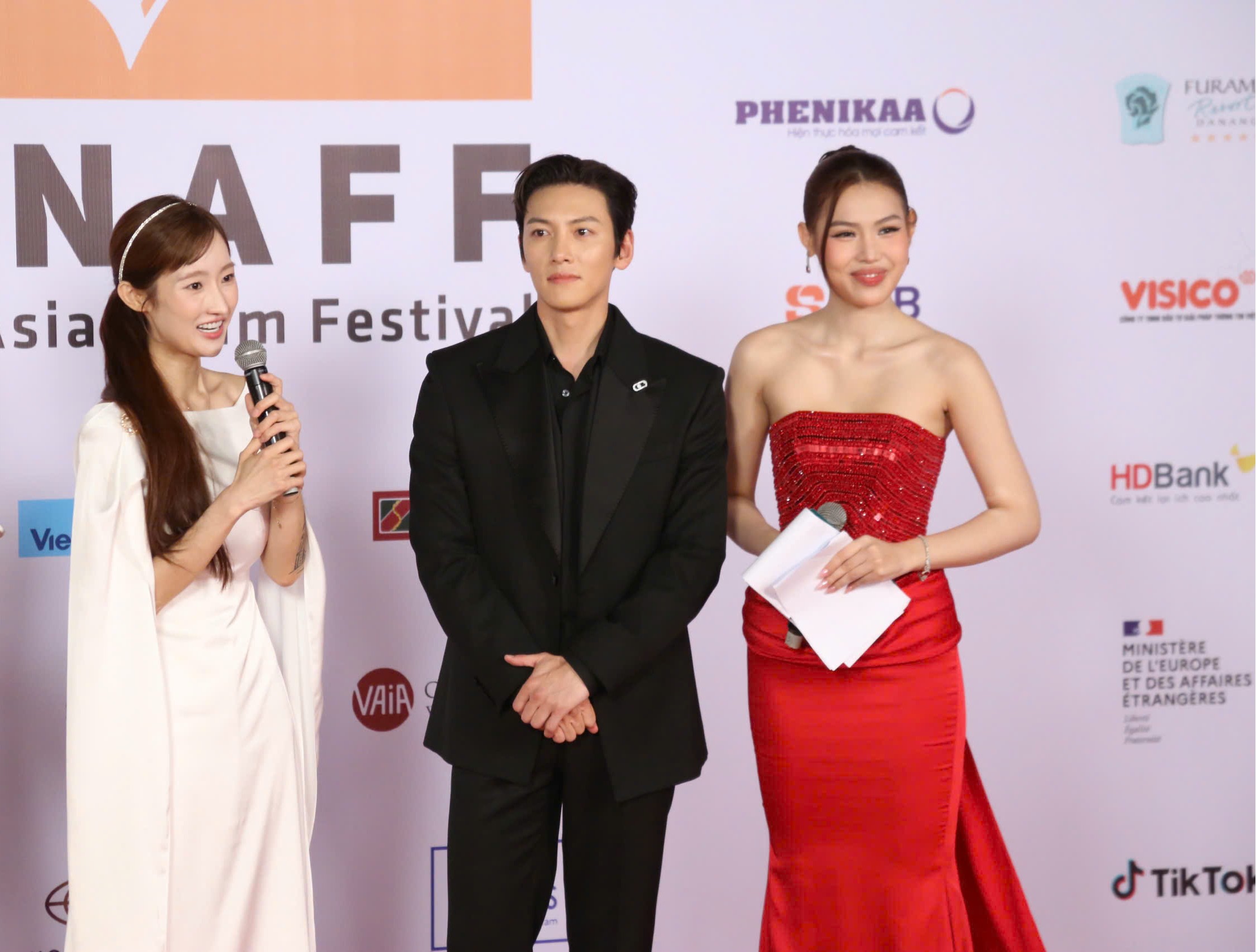 Bất ngờ diễn viên Hàn Quốc Ji Chang Wook xuất hiện trên thảm đỏ DANAFF IV