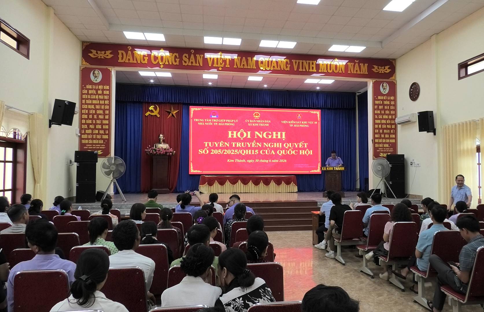 VKSND khu vực 10, TP Hải Phòng phối hợp tổ chức tuyên truyền Nghị quyết số 205 và tư vấn pháp luật