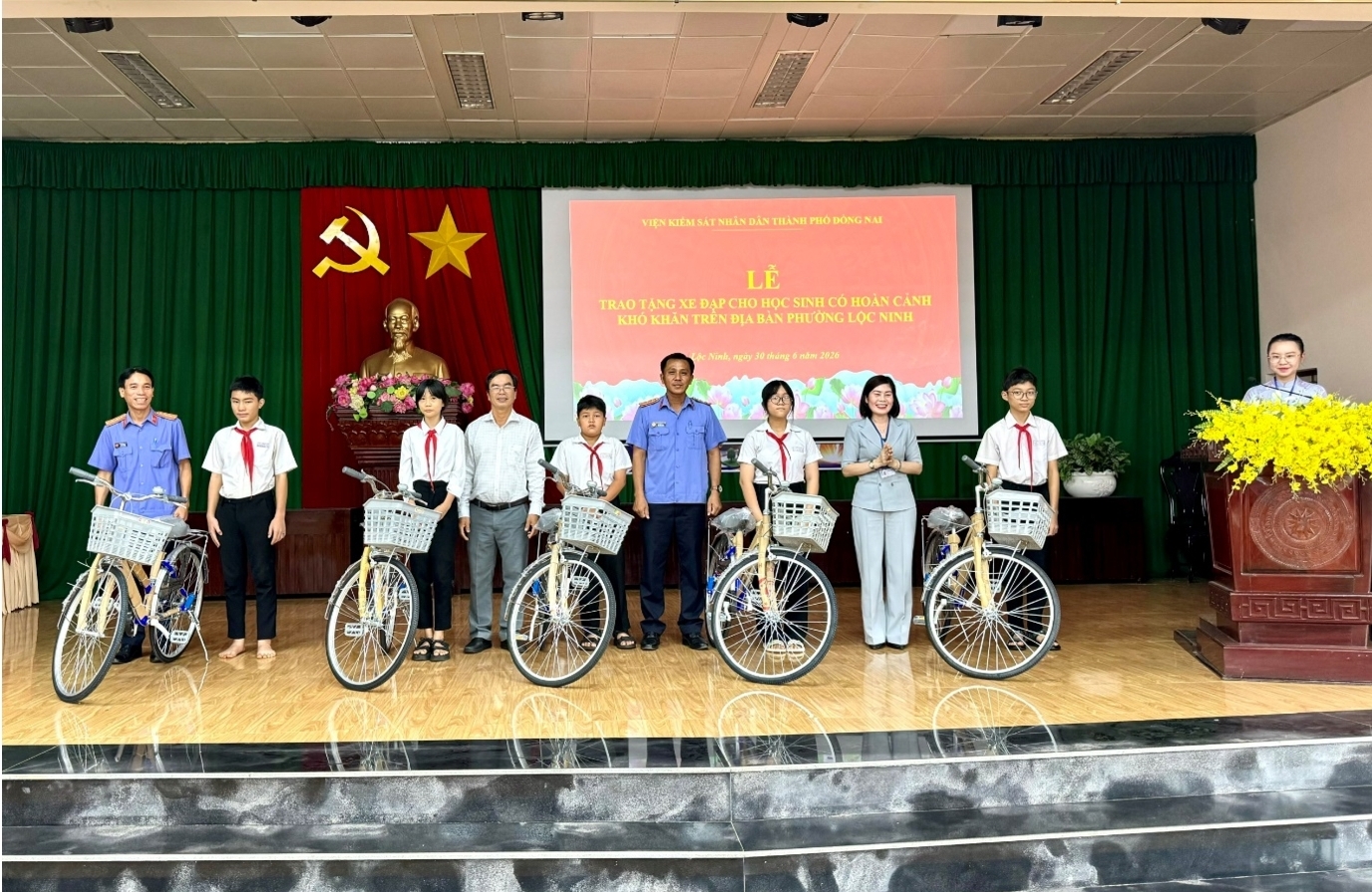 VKSND Khu vực 14, TP Đồng Nai trao tặng xe đạp cho học sinh nghèo vượt khó