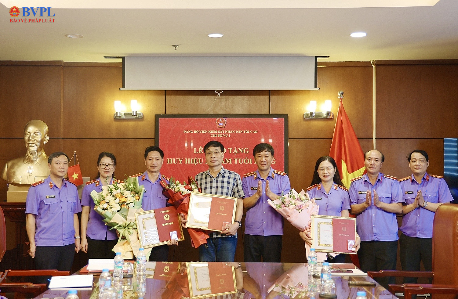 Trao tặng Huy hiệu 30 năm tuổi Đảng cho 3 đảng viên thuộc Chi bộ Vụ 2
