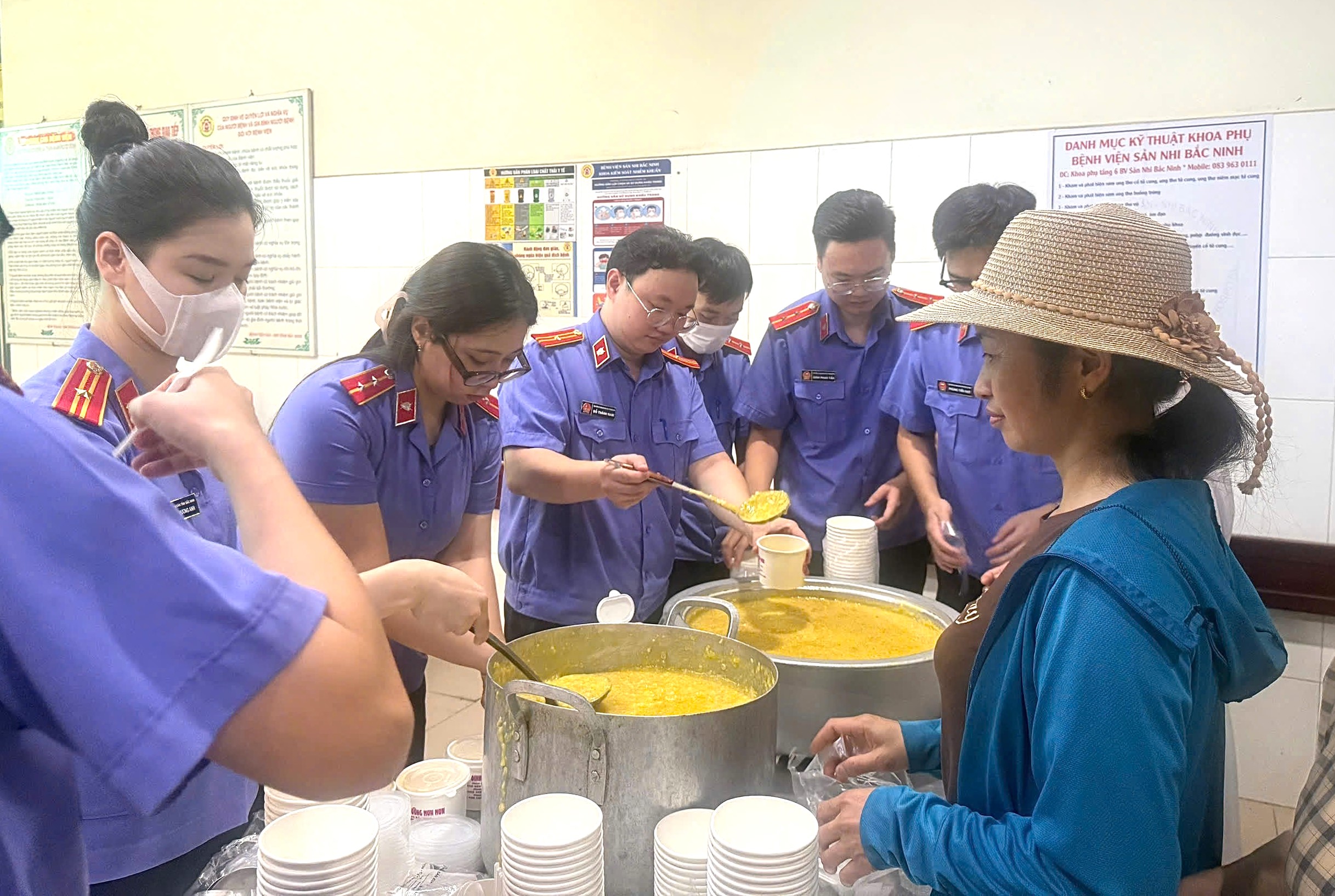Chi đoàn VKSND tỉnh Bắc Ninh phát cháo tình nguyện tại Bệnh viện Sản nhi Bắc Ninh số 2