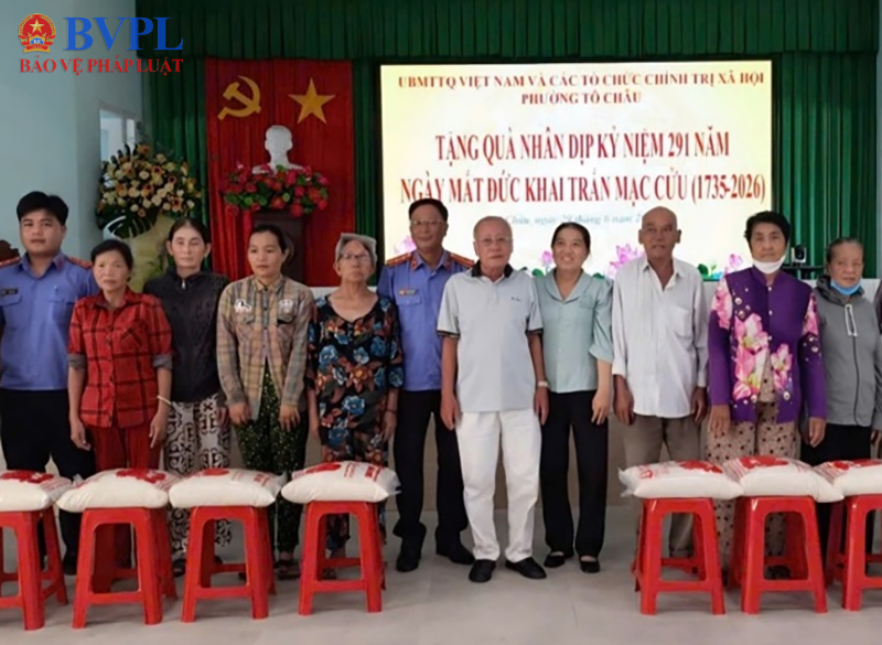 VKSND Khu vực 8 tỉnh An Giang trao quà cho hộ nghèo, hộ cận nghèo