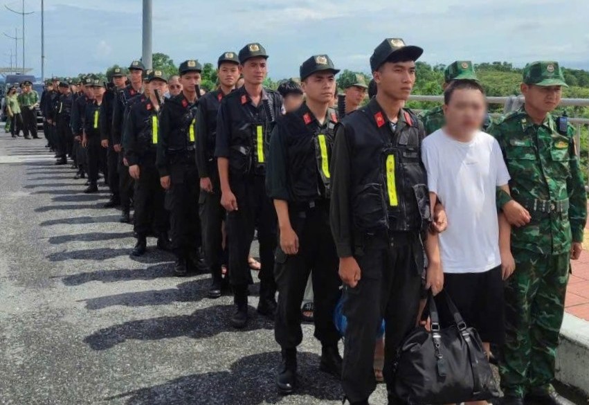 Bắt giữ ổ nhóm lừa đảo công nghệ cao, bàn giao 30 đối tượng cho Công an Trung Quốc