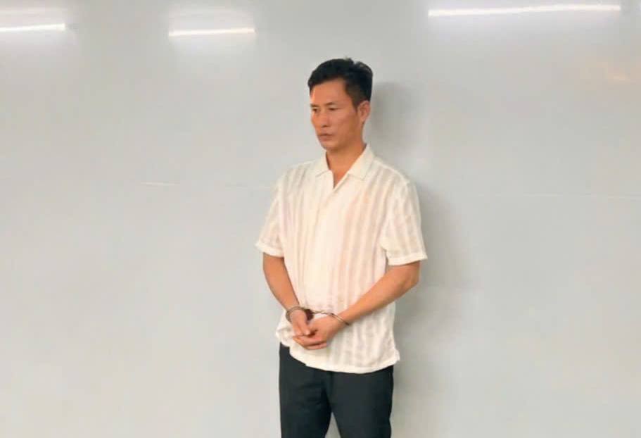 Khởi tố người đàn ông dùng ly thủy tinh hành hung nữ nhân viên karaoke