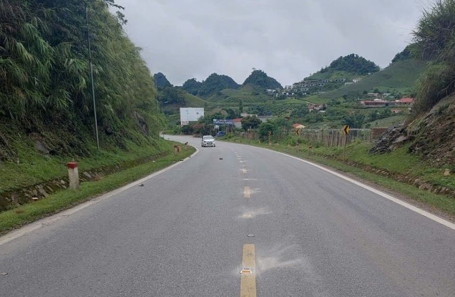 Thí điểm lắp đặt đinh phản quang năng lượng mặt trời trên Quốc lộ 6