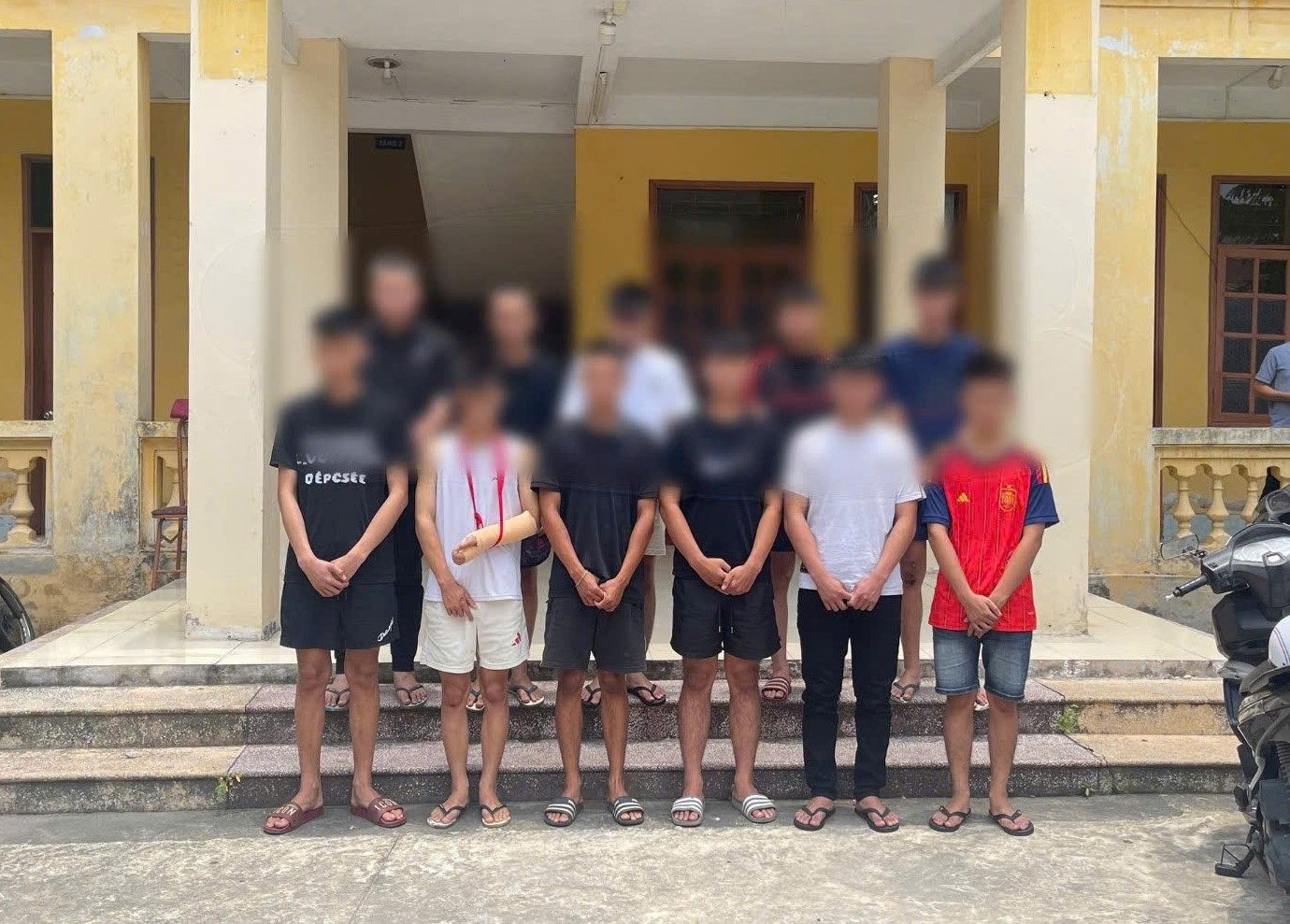 Triệu tập thanh thiếu niên lạng lách, mang hung khí rượt đuổi nhau trên đường