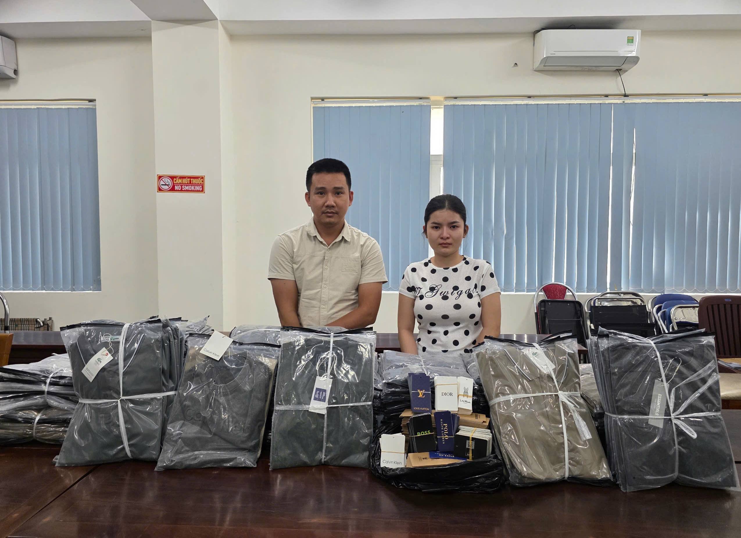 Khởi tố hai vợ chồng sản xuất hơn 14 000 áo thun giả 11 nhãn hiệu nổi tiếng