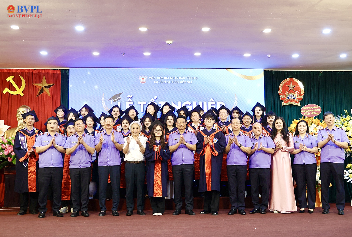 Viện trưởng Nguyễn Huy Tiến dự Lễ tốt nghiệp và trao bằng Cử nhân tại Trường Đại học Kiểm sát