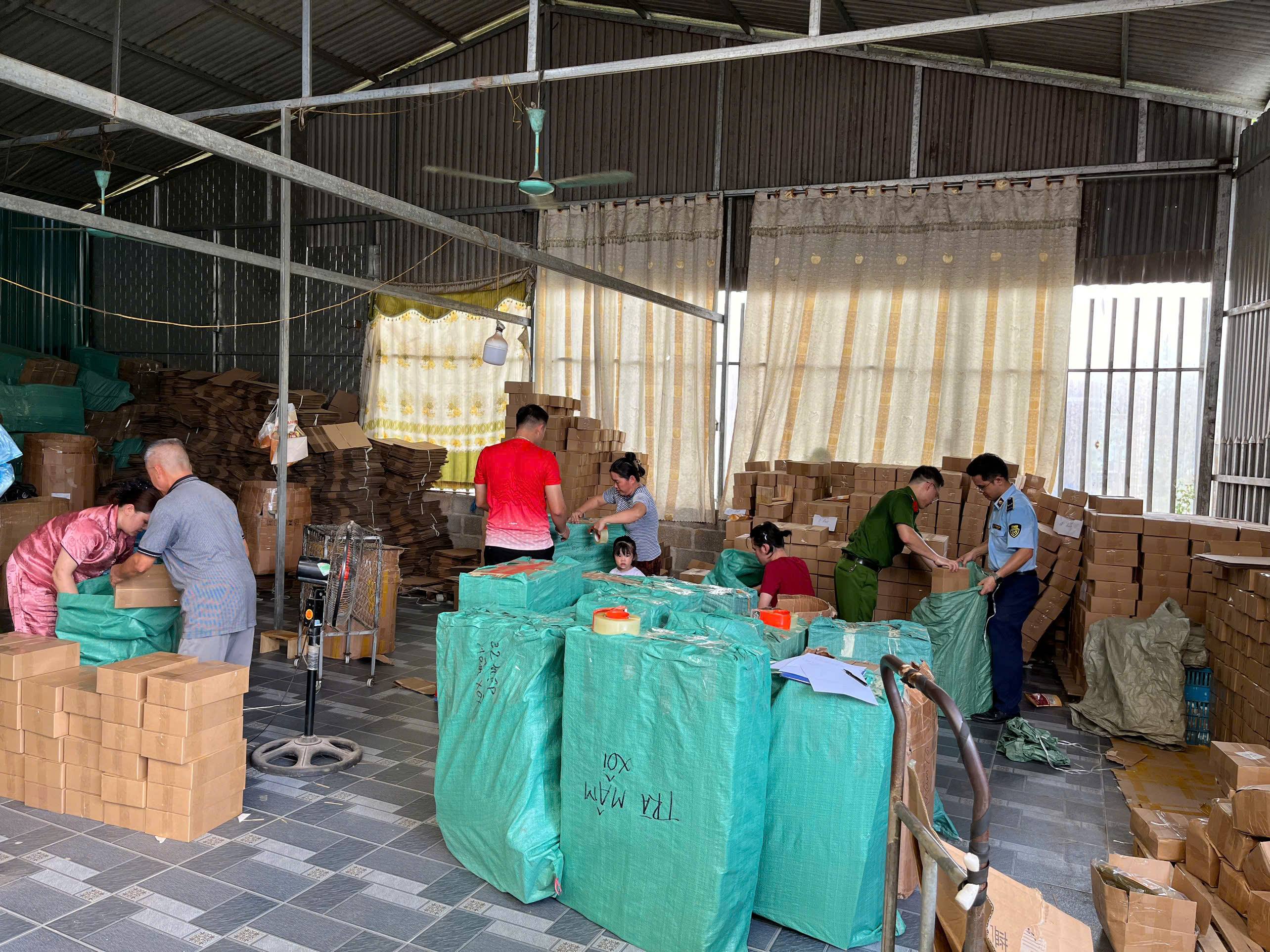 Phát hiện cơ sở sản xuất trà giả quy mô lớn, phê chuẩn khởi tố một đối tượng