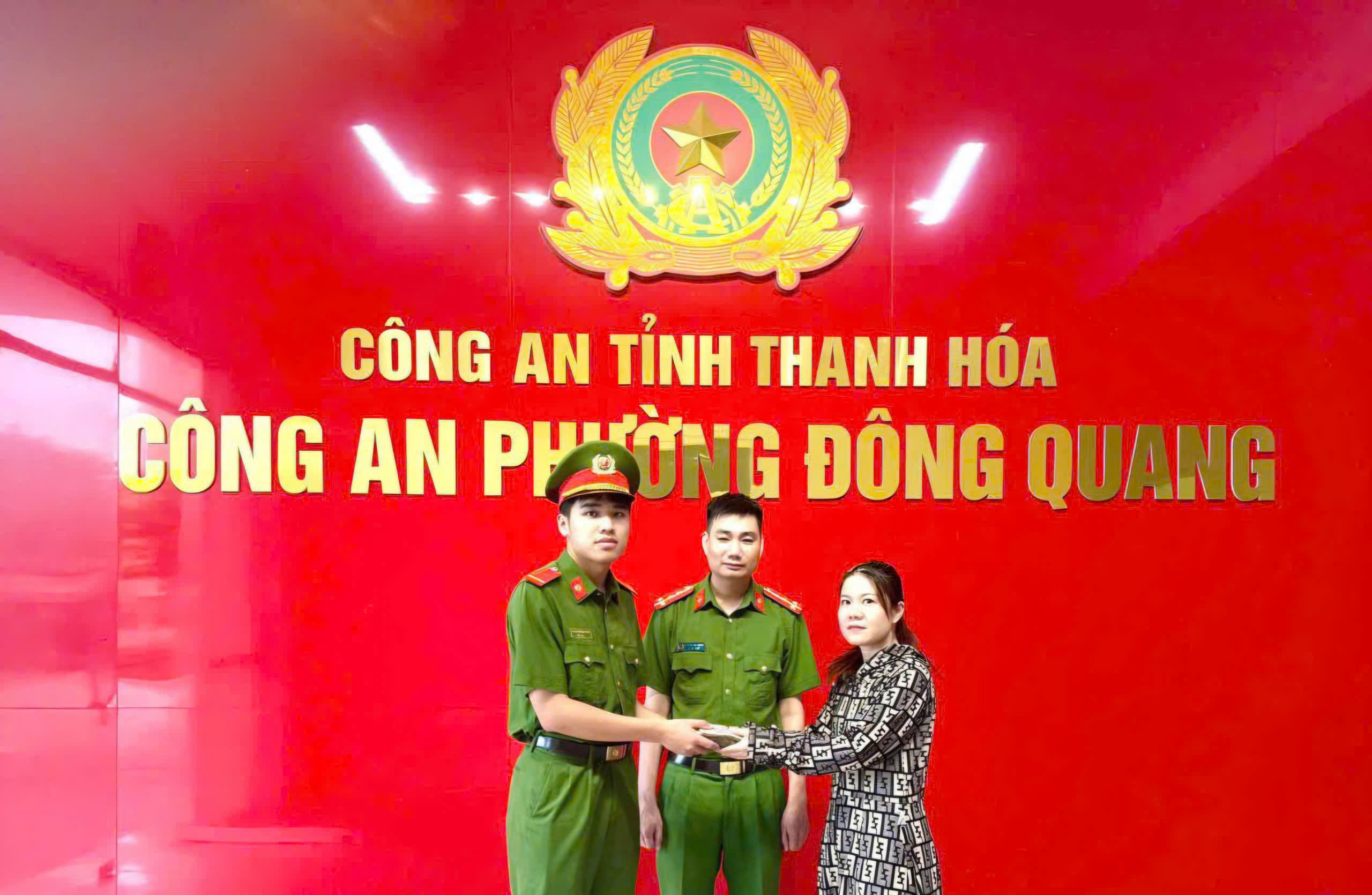 Chiến sĩ phòng Cảnh sát cơ động Công an tỉnh Thanh Hoá nhặt được 75 triệu đồng trả lại cho người bị đánh rơi