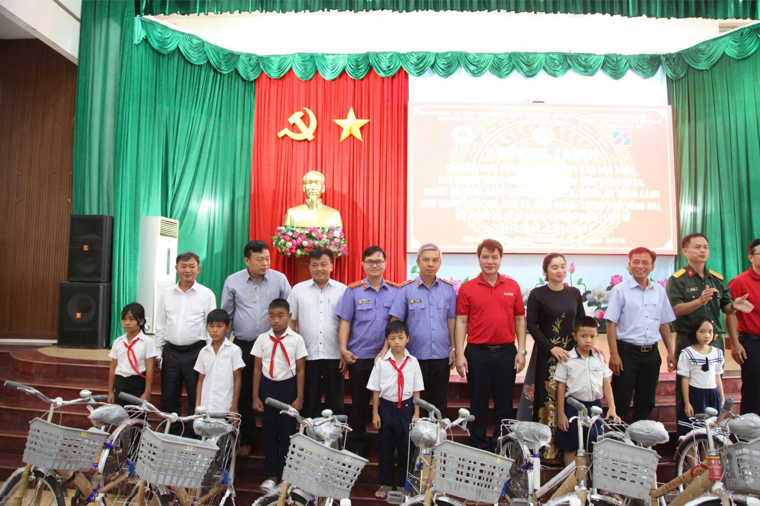 VKSND TP Đồng Nai trao tặng xe đạp cho học sinh nghèo có hoàn cảnh khó khăn