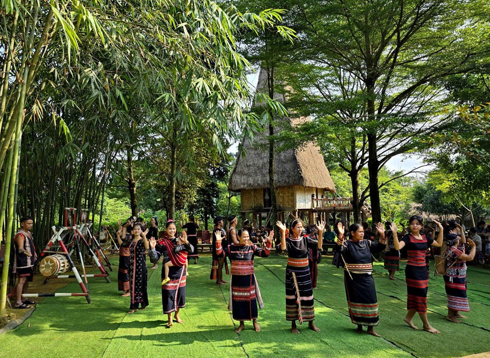 Bảo đảm tôn trọng tính xác thực, toàn vẹn và đặc trưng văn hóa truyền thống các dân tộc thiểu số