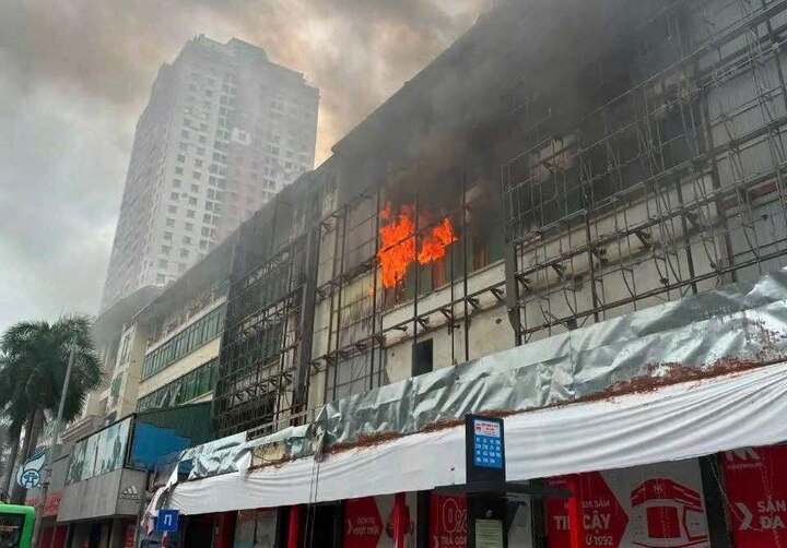 Cháy lớn ở siêu thị điện máy cũ trên phố Trần Phú