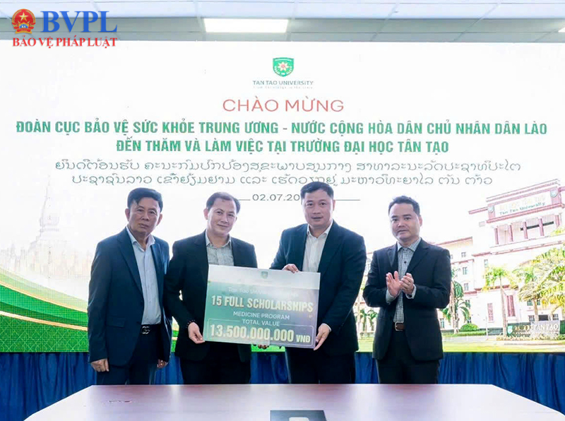 Trường Đại học Tân Tạo trao học bổng trị giá 13 tỉ đồng cho sinh viên Lào